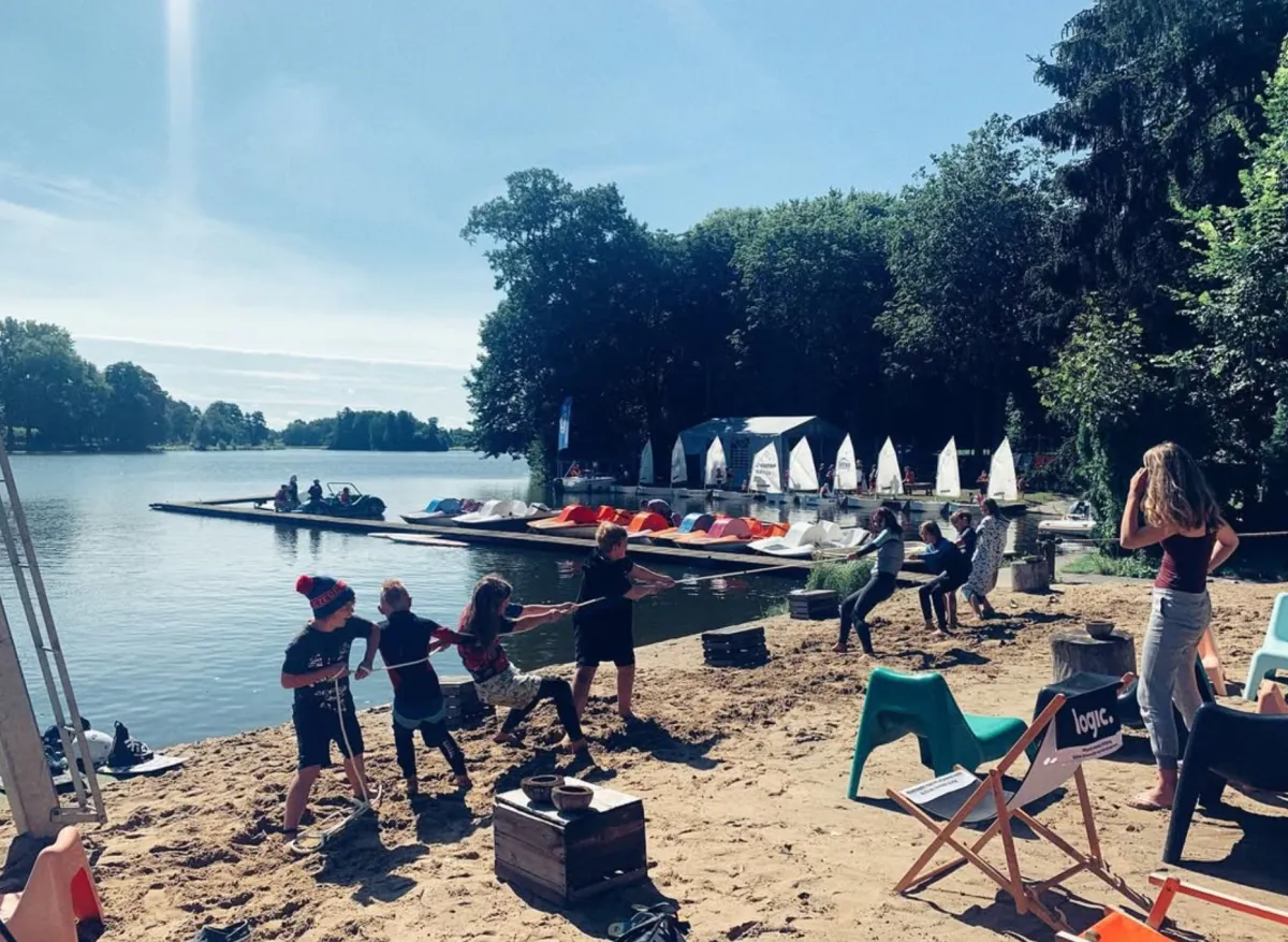 Kursy wakeboardu Łódź - dzieci nad wodą