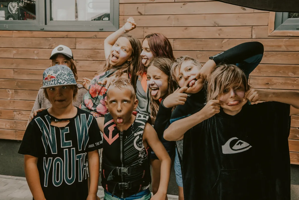 Obozy wakacyjne dla dzieci Łódź - grupa na plaży